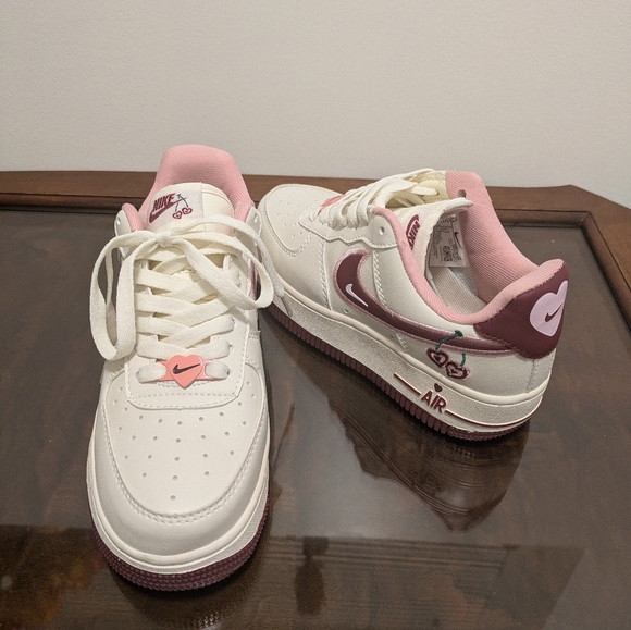 Nike AF1 Low Valentine's Day 2023 - Picture 1 of 7